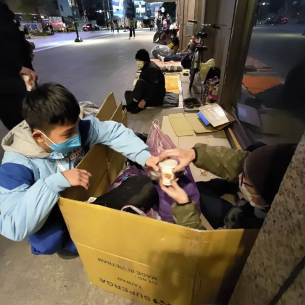 「平安夜，聖善夜，流浪人，在街頭。」思安慈善服務協會邀請心田優遊學園的孩子們，平安夜化身成聖誕小公公跟聖誕小婆婆，傳遞聖誕祝福給台北車站的無家者。孩子們也提前手作五百張愛心聖誕卡片，將祝福話語親筆寫在卡片上，親手送到無家者手上。
寒流強襲，氣溫降至不到十度，同學們除了發放親自手寫的聖誕祝卡，更自發性提出要加發熱紅茶薑湯，希望能夠帶些溫暖，避免街頭憾事發生。台北車站現場，同學們受到許多無家者熱烈歡迎，現場十分溫馨，蓓蓓同學表示：「今天是平安夜，我希望傳遞祝福跟溫暖給他們，手寫卡片更是希望在這個寒冷的夜裡，他們的心裡可以是暖的，也希望大家不要再對他們冷眼相看了。 」
思安慈善服務協會馬社工表示：「很開心可以看到這麼多孩子們走上街頭來關心無家者，尤其是在這麼寒冷不到十度氣溫底下，充分感受到孩子們溫暖、同理以及尊重生命的表現，多參與這樣的活動更可以讓孩子們養成感恩關懷之情。」
思安慈善服務協會秉持人道立場，除了「街頭家庭醫生」的服務上來協助無家者，更努力的將社會溫情串接起來，並且藉由一次次與孩子們的互動，讓孩子們了解，貧窮只是一種狀態，但不應被歧視，也希望能夠慢慢培養出有溫度的未來主人翁。